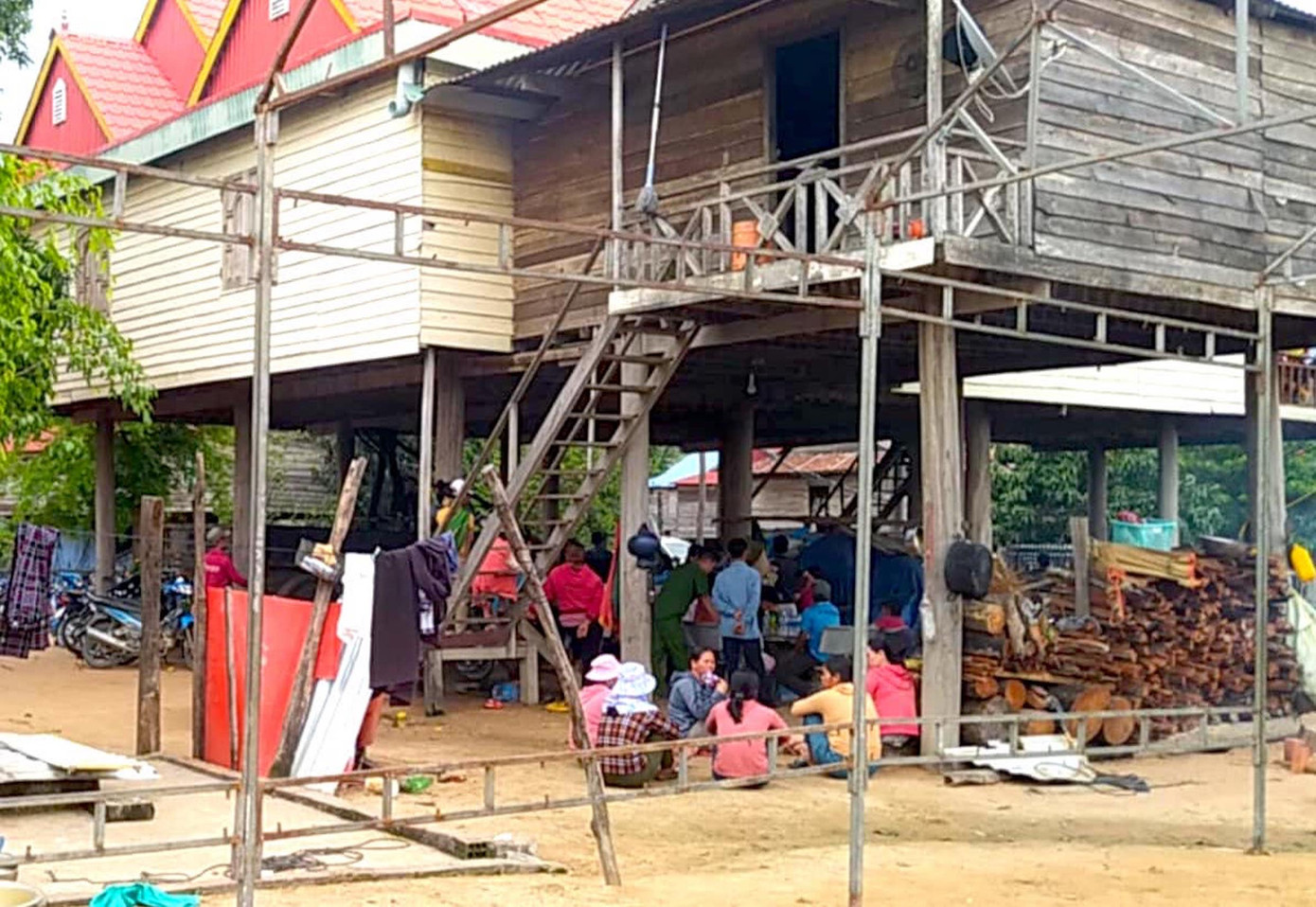 Hàng xóm đến chia buồn với gia đình nạn nhân. Ảnh: Mai Linh