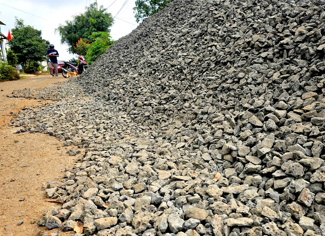 Lượng lớn đá "phổi" làm đường hẻm Lượng lớn đá "phổi" làm đường hẻm