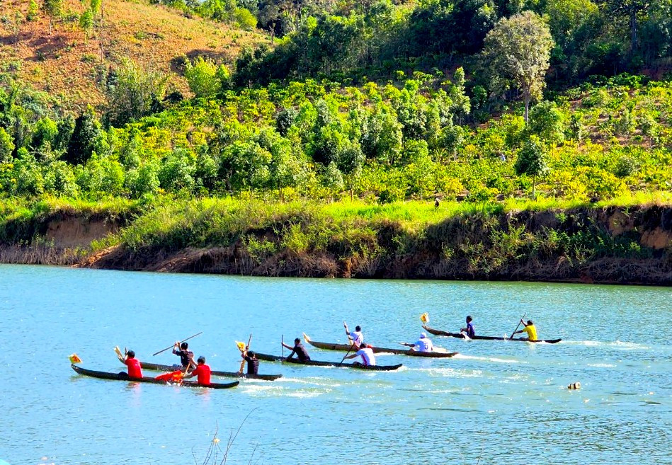 Giải đua thuyền độc mộc năm 2023 trên sông Pô Kô (đoạn qua cầu Kroong, xã Sa Bình). Giải đua thuyền độc mộc năm 2023 trên sông Pô Kô (đoạn qua cầu Kroong, xã Sa Bình).