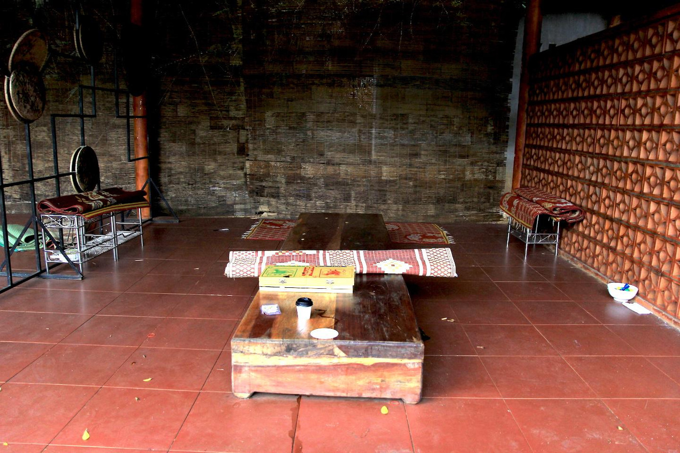 Những lá bài vung vãi khắp nơi