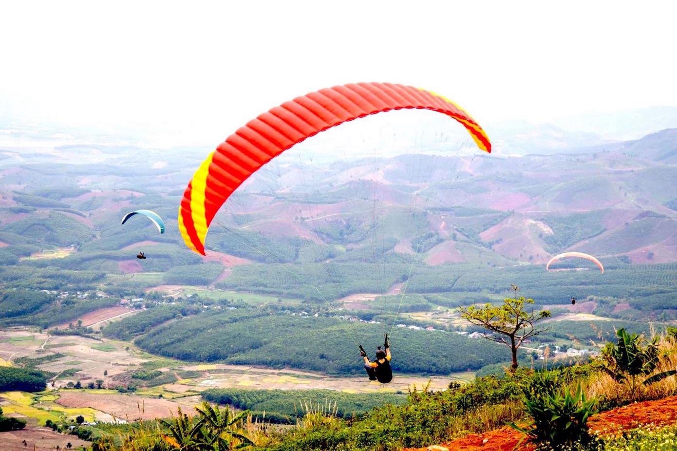 Các vận động viên bay dù ở khu vực đồi Sạc Ly. Các vận động viên bay dù ở khu vực đồi Sạc Ly.