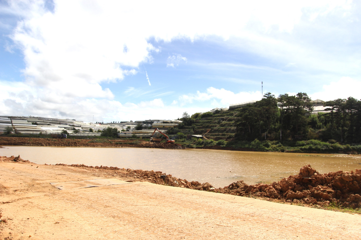 Hồ Than Thở (phường 12, TP.Đà Lạt) cũng thường xuyên phải nạo vét, bụi đất mù mịt.