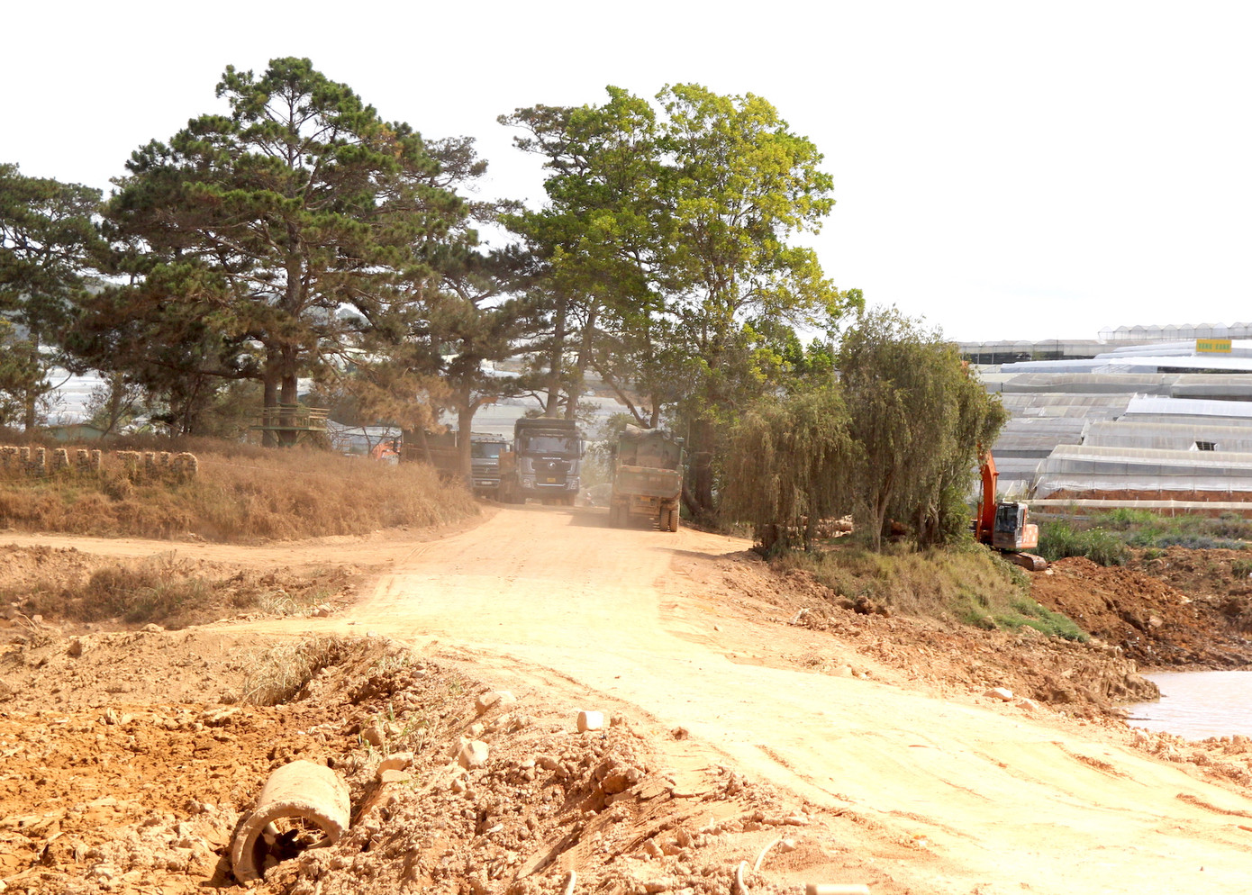 Hồ Than Thở (phường 12, TP.Đà Lạt) cũng thường xuyên phải nạo vét, bụi đất mù mịt.