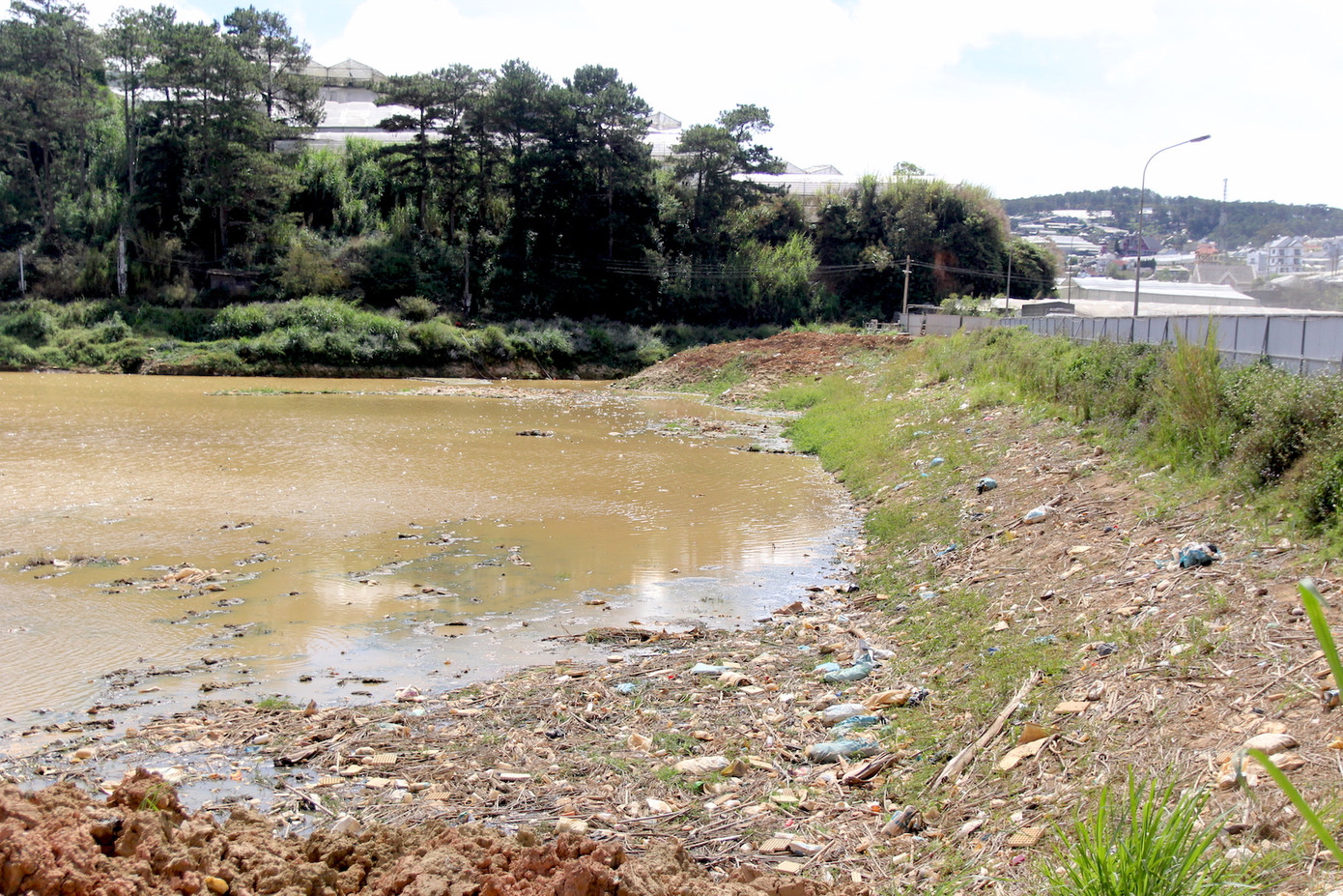 Rác thải ở hồ Than Thở cùng với bụi đất khiến ai đi qua khu vực này cũng phải bịt miệng, nheo mắt.