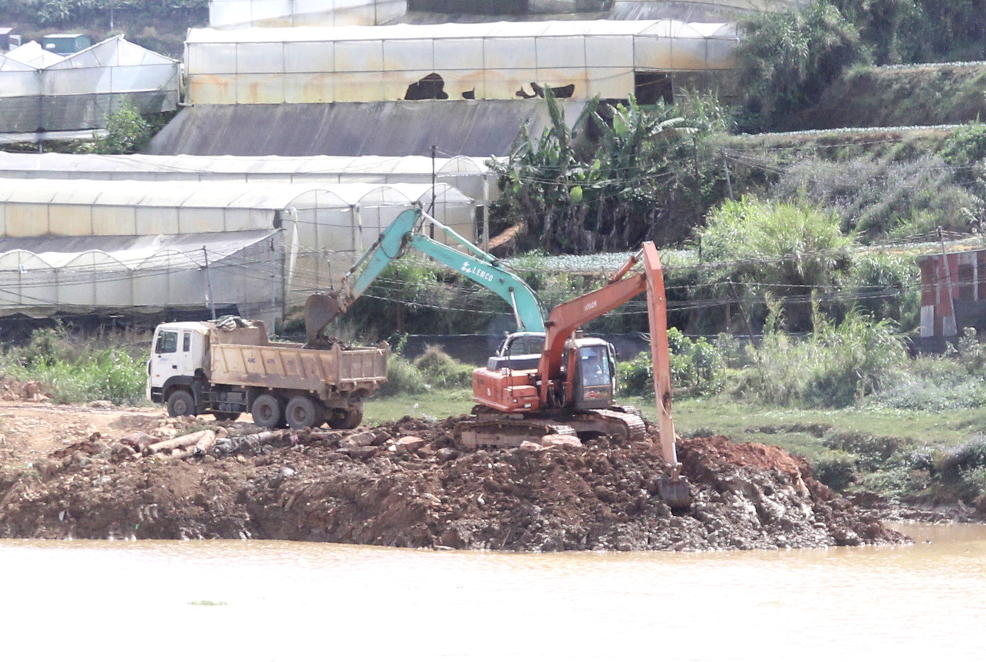 Hồ Than Thở vốn có diện tích mặt nước lên tới 9ha, xung quanh rợp bóng thông. Sau này diện tích mặt hồ bị bồi lắng gần 50%, còn lại chưa đầy 5ha.