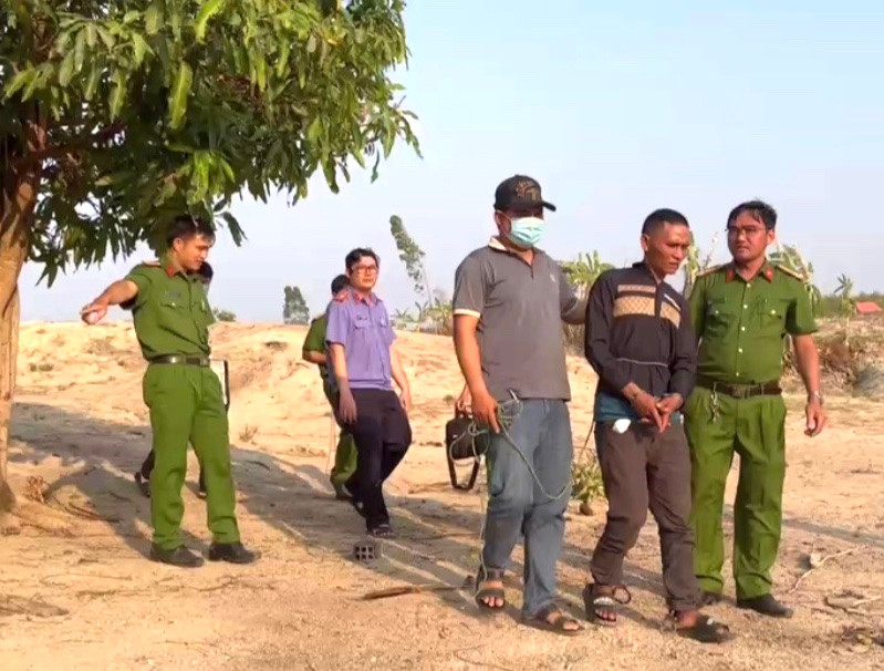 Lực lượng công an dẫn giải đối tượng đến thực nghiệm hiện trường