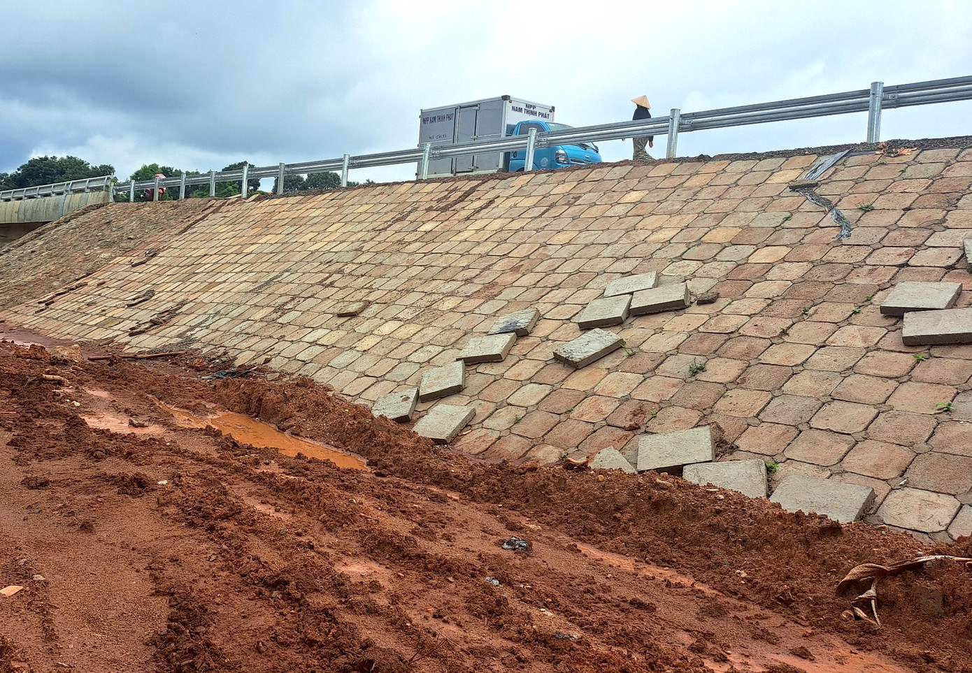 Việc thi công Dự án nâng cấp quốc lộ 19 nhếch nhác, chậm tiến độ.