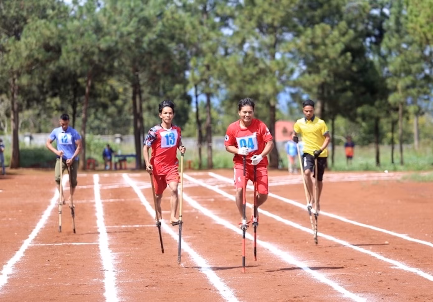 Các VĐV Gia Lai thi đấu môn cà kheo