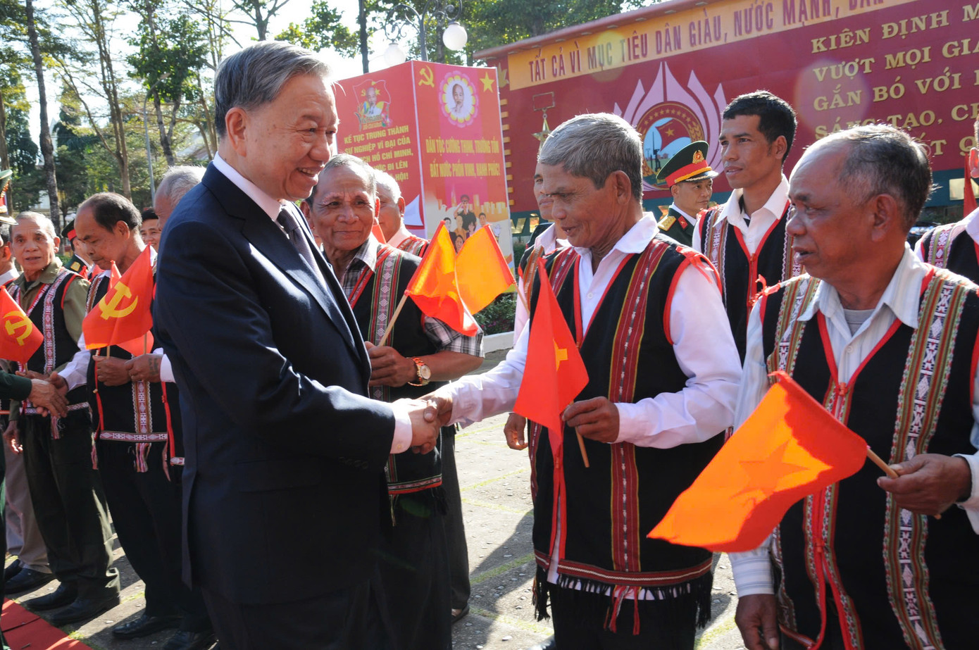 Tổng Bí thư Tô Lâm bắt tay chào các già làng, người uy tín ở Gia Lai