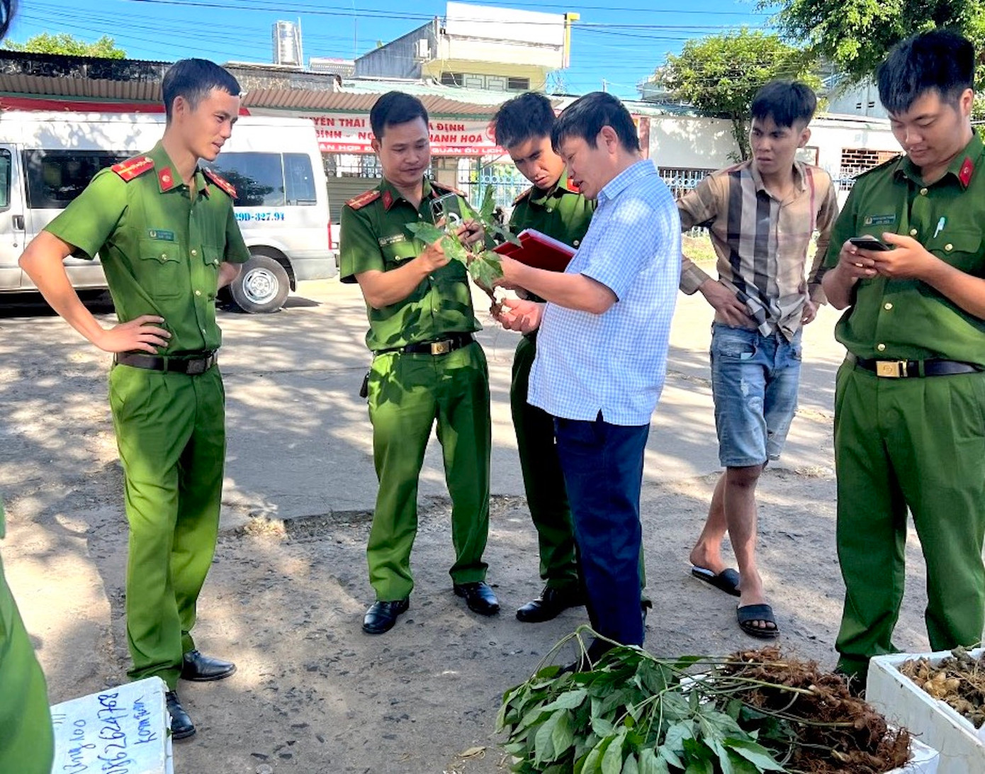 Lực lượng Công an và Quản lý thị trường Kon Tum lập biên bản xử lý vụ việc