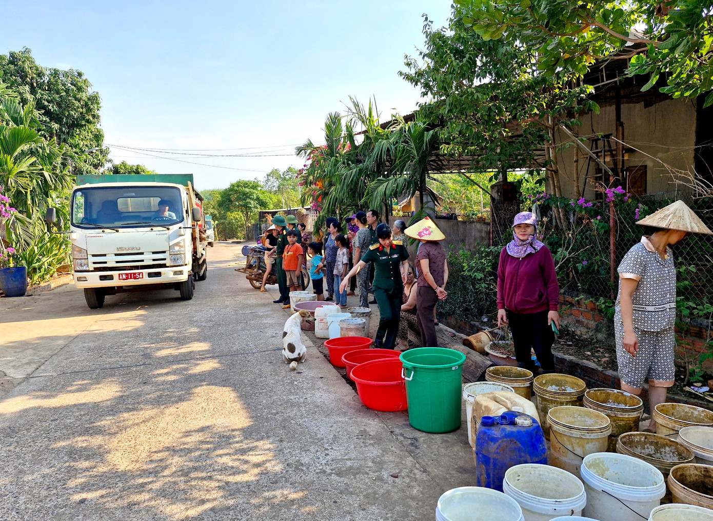 Thôn Đức Hưng và làng Sơn có hơn 1.900 nhân khẩu. Đây là hai địa phương thiếu nước trầm trọng ở Gia Lai.
