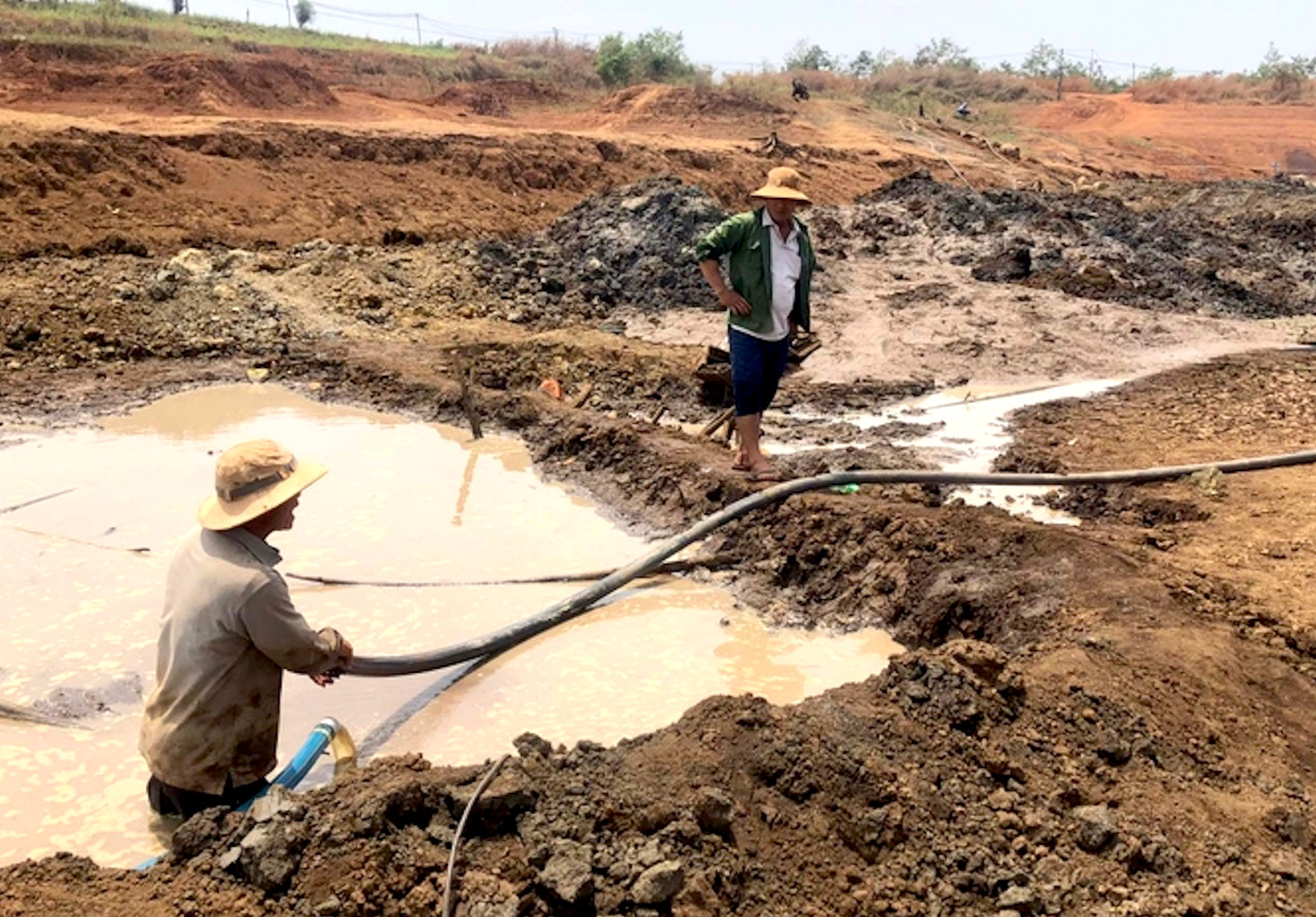 Người dân nhiều nơi ở Gia Lai phải đào hố mới có nước để tưới cây