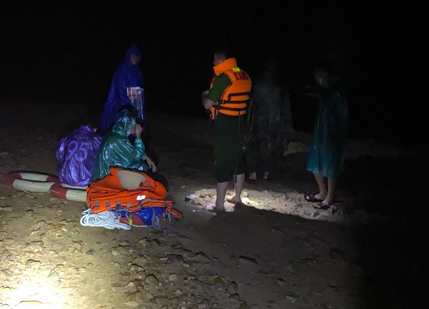 Hàng trăm người tìm kiếm nạn nhân dọc suối Ia Prong