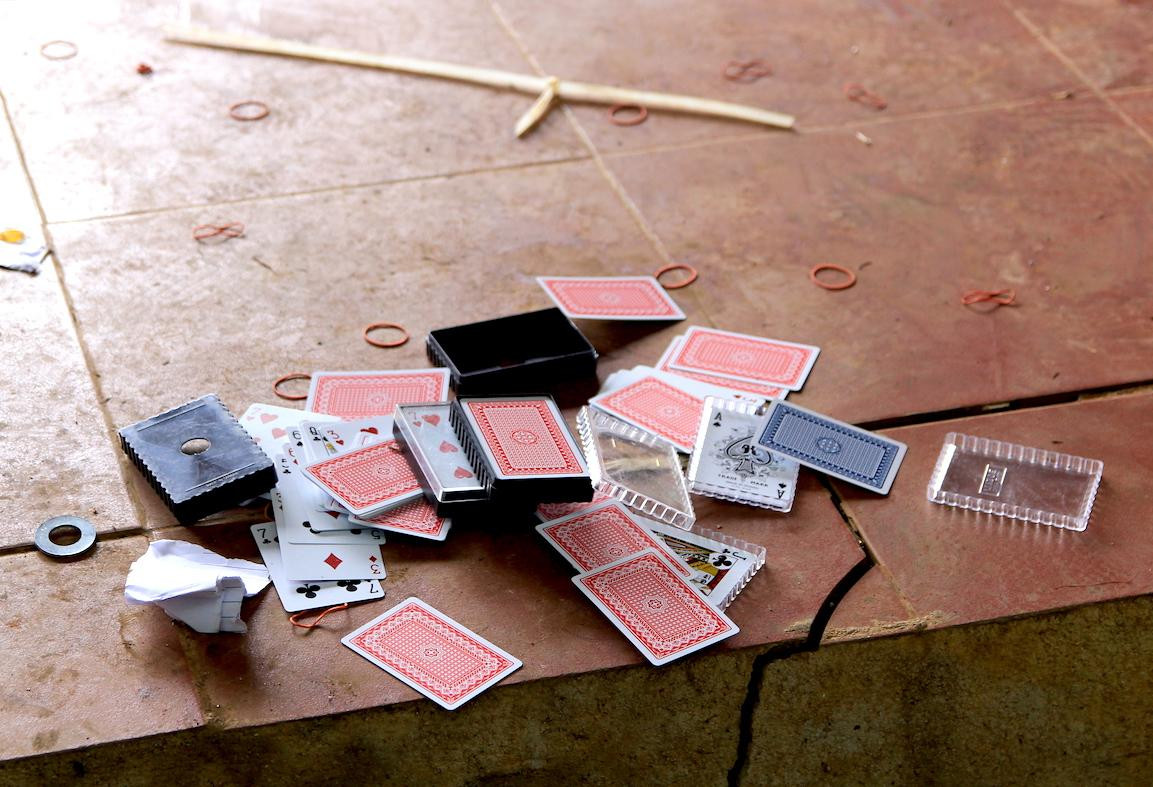 Những lá bài vung vãi khắp nơi