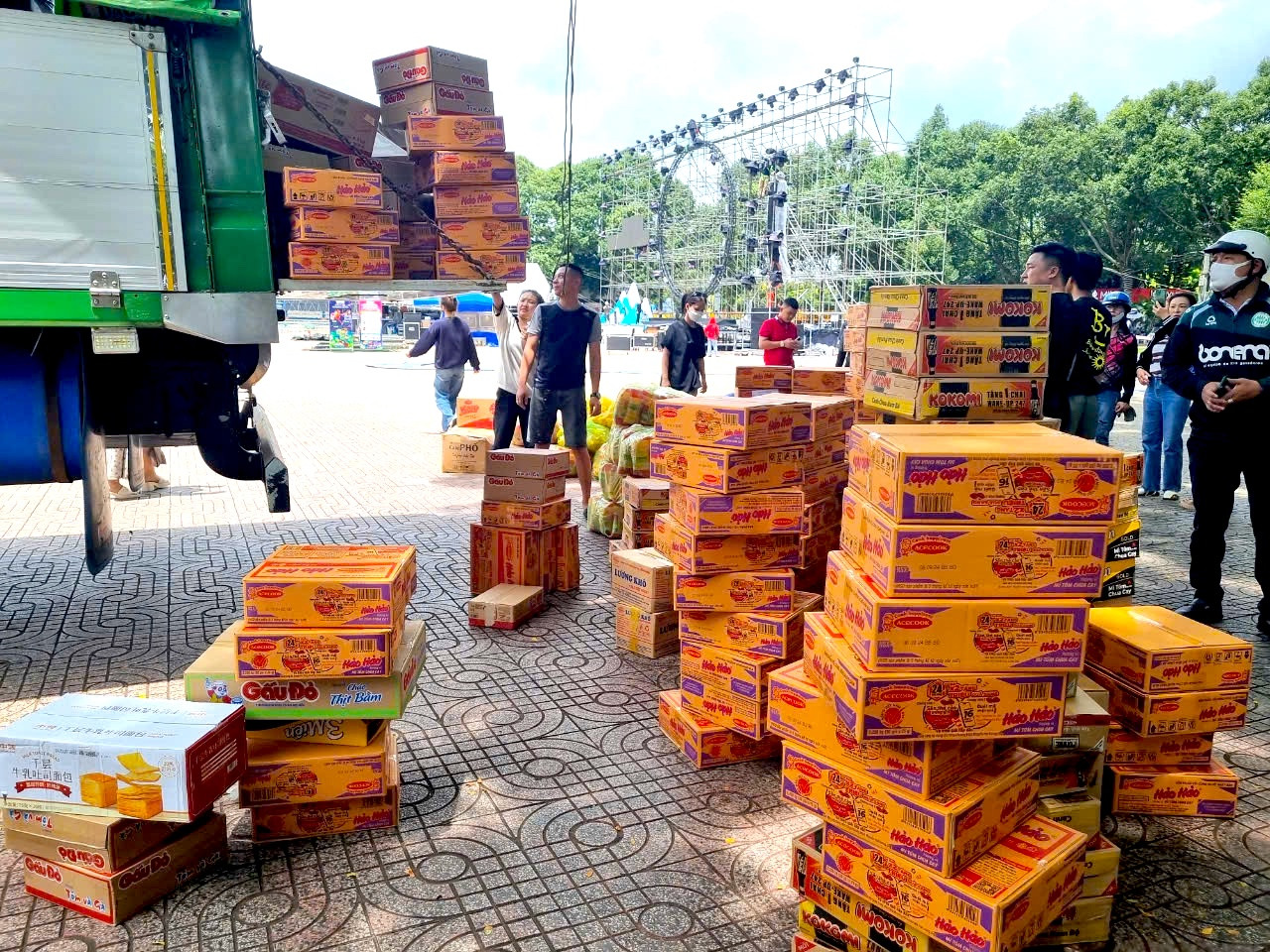 Hàng hóa được người dân bốc lên xe tải chở ra miền Bắc