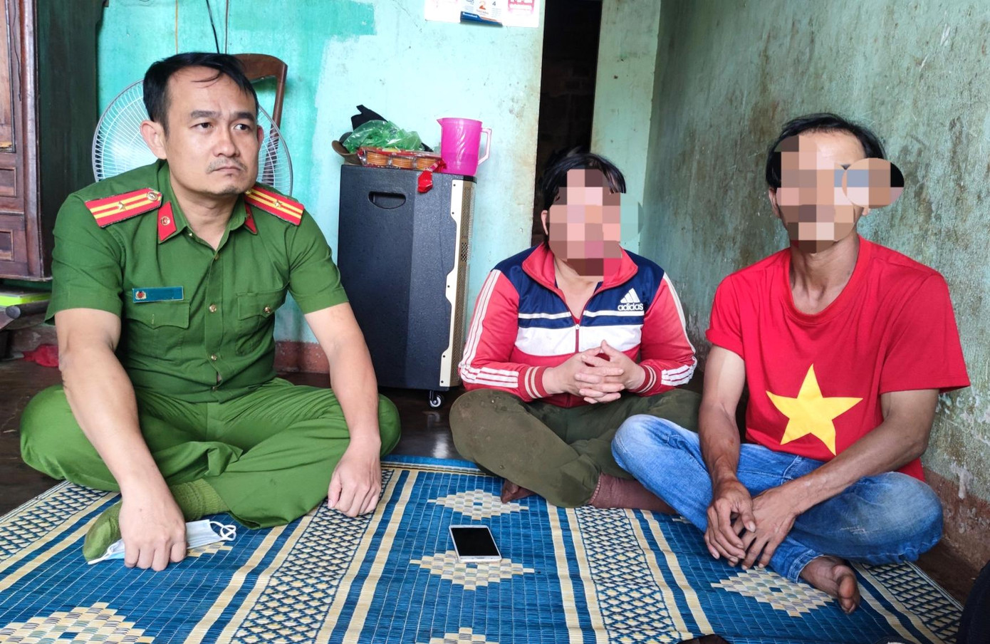 Anh V. (áo đỏ) - 1 trong 4 nạn nhân bị lừa ở Gia Lai đoàn tụ với gia đình