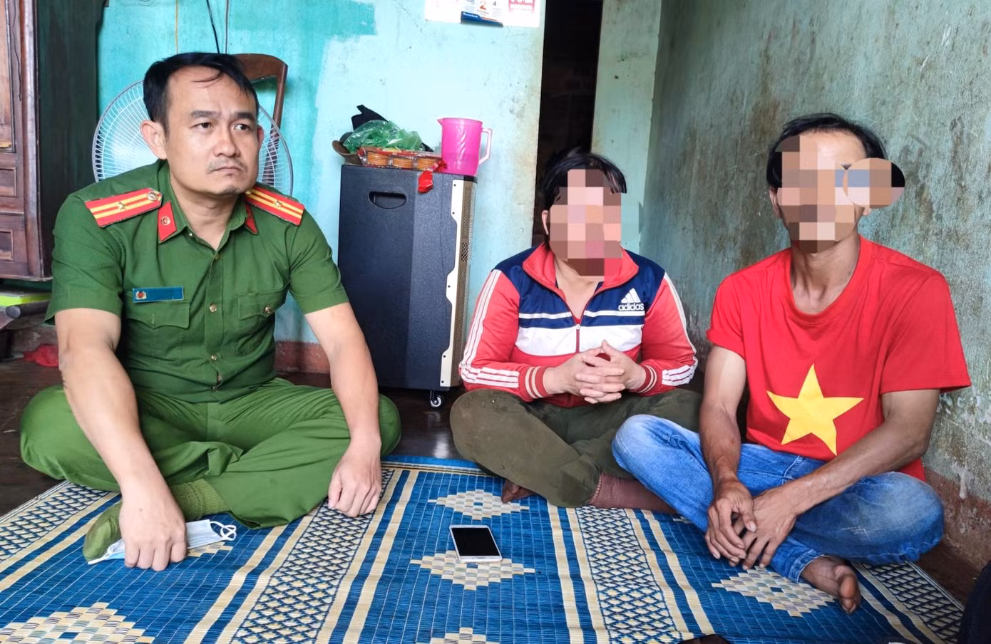 Anh V. (áo đỏ) - 1 trong 4 nạn nhân bị lừa ở Gia Lai đoàn tụ với gia đình