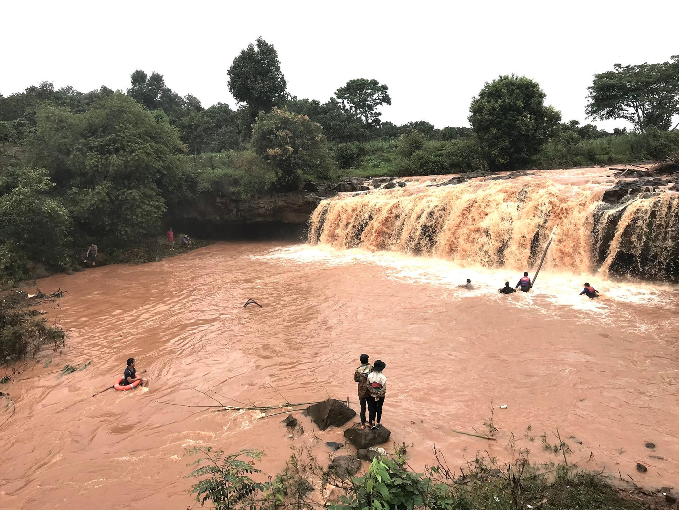 Việc tìm kiếm cháu bé gặp nhiều khó khăn do nước suối chảy xiết