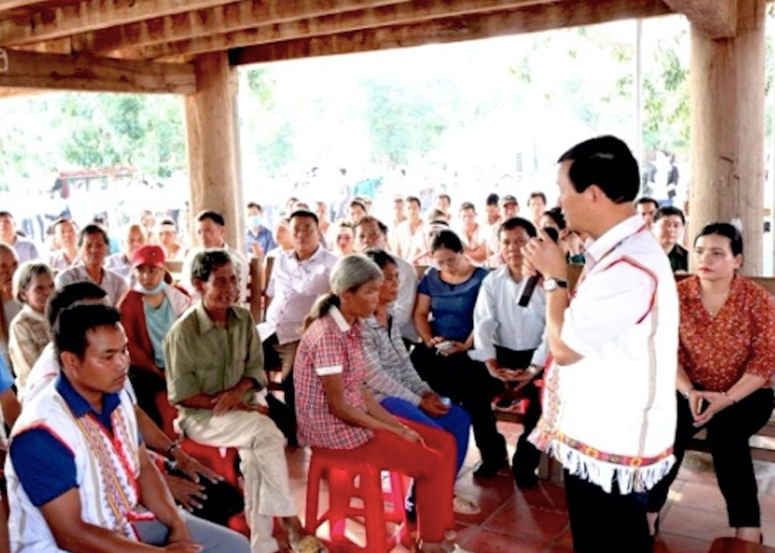 Ông Dương Văn Trang lắng nghe, chia sẻ tâm tư nguyện vọng của người dân làng Le