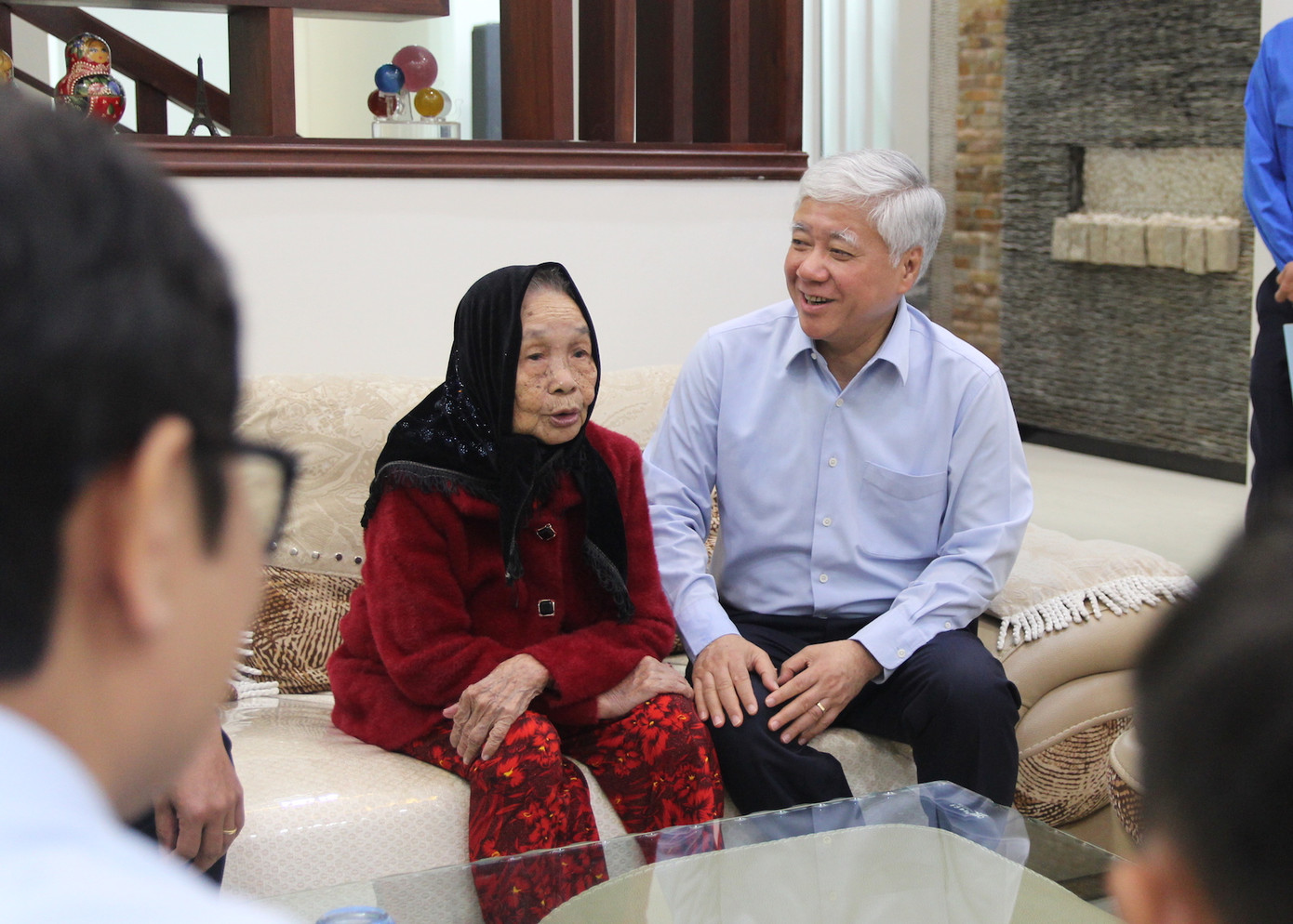 Chủ tịch Uỷ ban T.Ư Mặt trận Tổ quốc Việt Nam ân cần thăm hỏi tình hình sức khoẻ, đời sống của Mẹ Việt Nam anh hùng Lê Thị Thọ.