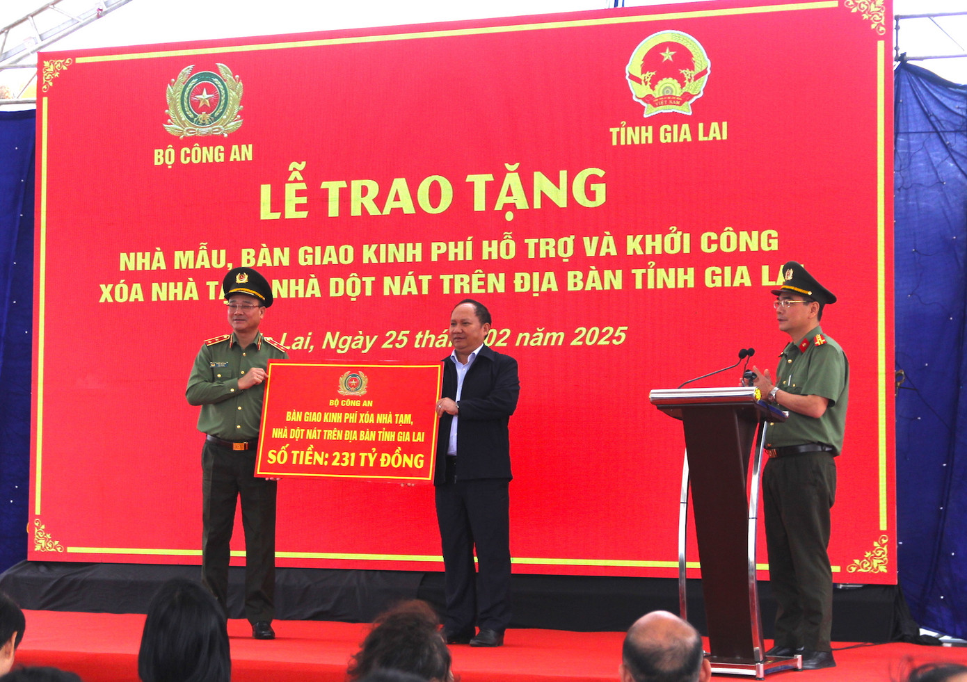 Trung tướng Phạm Thế Tùng bàn giao kinh phí xoá nhà tạm, nhà dột nát cho Chủ tịch UBND tỉnh Rah Lan Chung. Trung tướng Phạm Thế Tùng bàn giao kinh phí xoá nhà tạm, nhà dột nát cho Chủ tịch UBND tỉnh Rah Lan Chung.