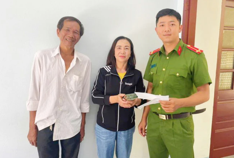 Người phụ nữ bàn giao lại số tiền cho ông Phai Người phụ nữ bàn giao lại số tiền cho ông Phai