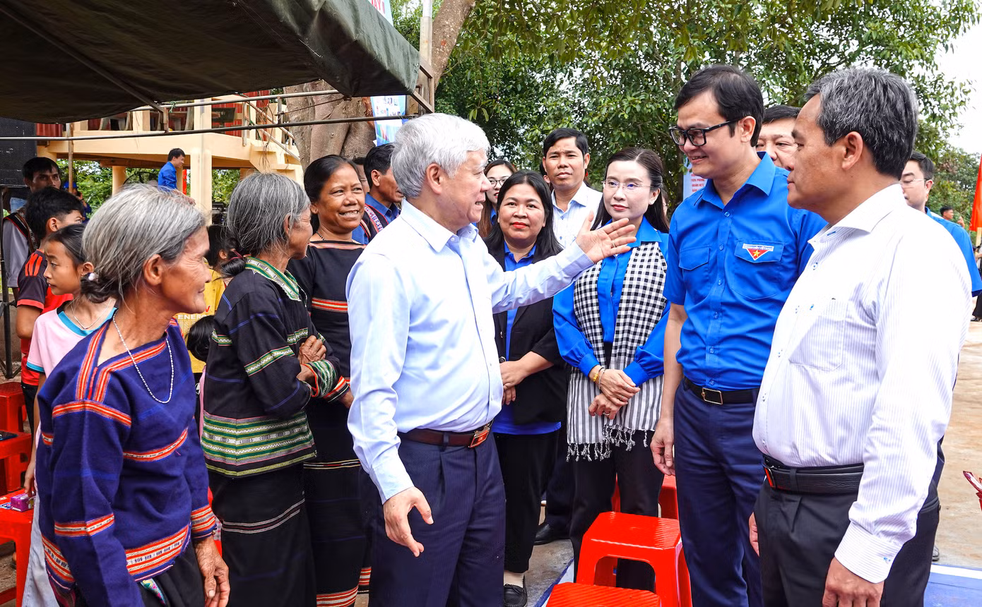 Chủ tịch Ủy ban T.Ư Mặt trận Tổ quốc Việt Nam Đỗ Văn Chiến trao đổi với anh Bùi Quang Huy - Bí thư thứ nhất T.Ư Đoàn về công tác Đoàn.