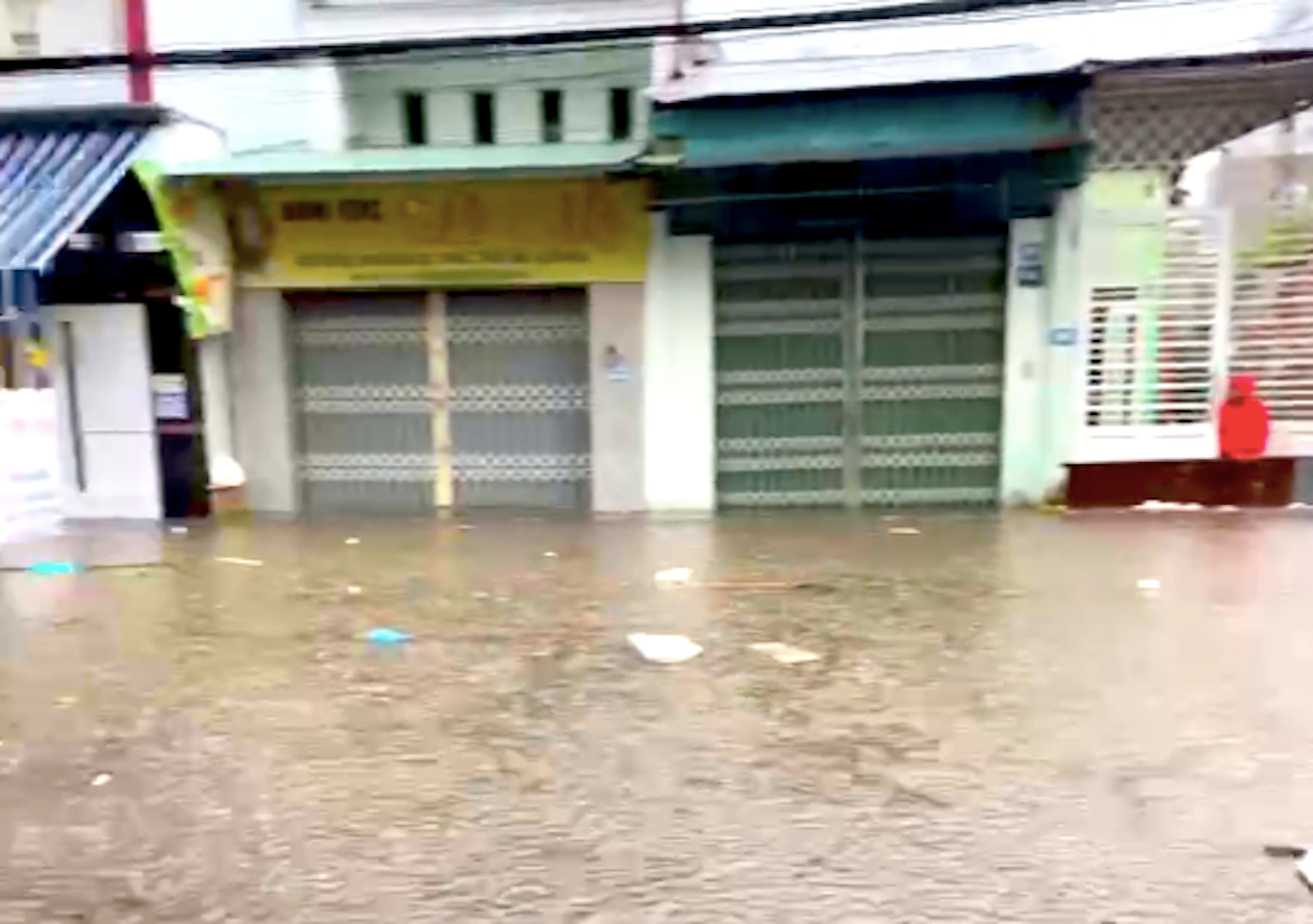 Nước dâng cao kéo theo rác thải trôi khắp nơi. Nước dâng cao kéo theo rác thải trôi khắp nơi.