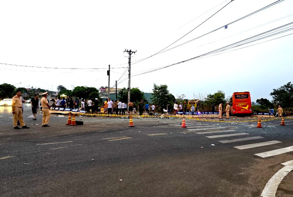 Lực lượng cảnh sát giao thông nhanh chóng có mặt tại hiện trường Lực lượng cảnh sát giao thông nhanh chóng có mặt tại hiện trường