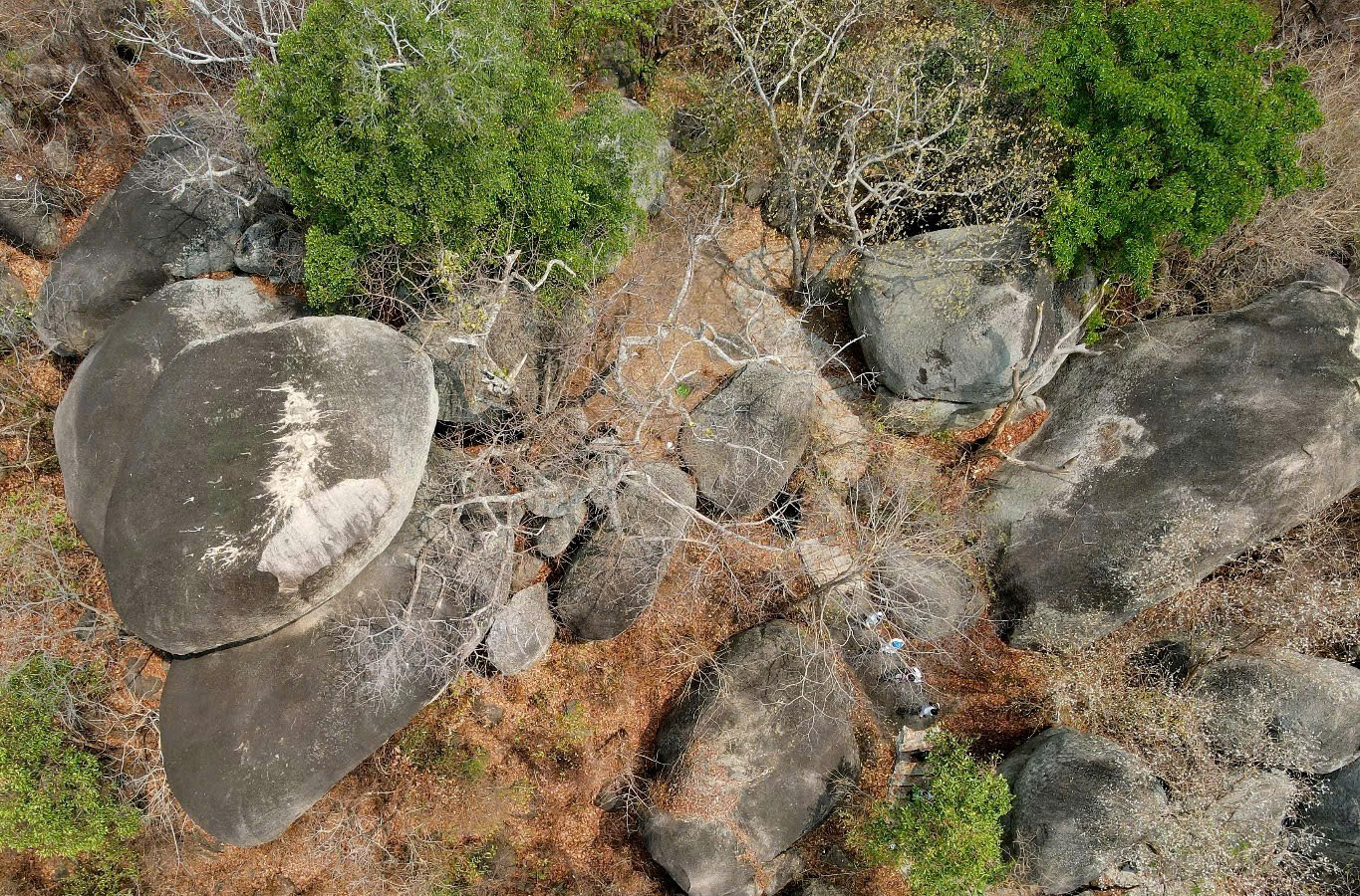 Núi Yang Pơtao Apui không cao nhưng có hàng trăm cục đá lớn nhỏ được xếp, quy tụ lại