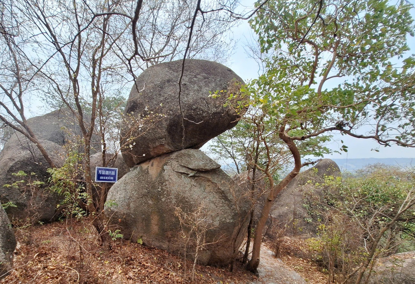 Hòn đá "mẹ bế con" được chồng lên nhau một cách khó hiểu