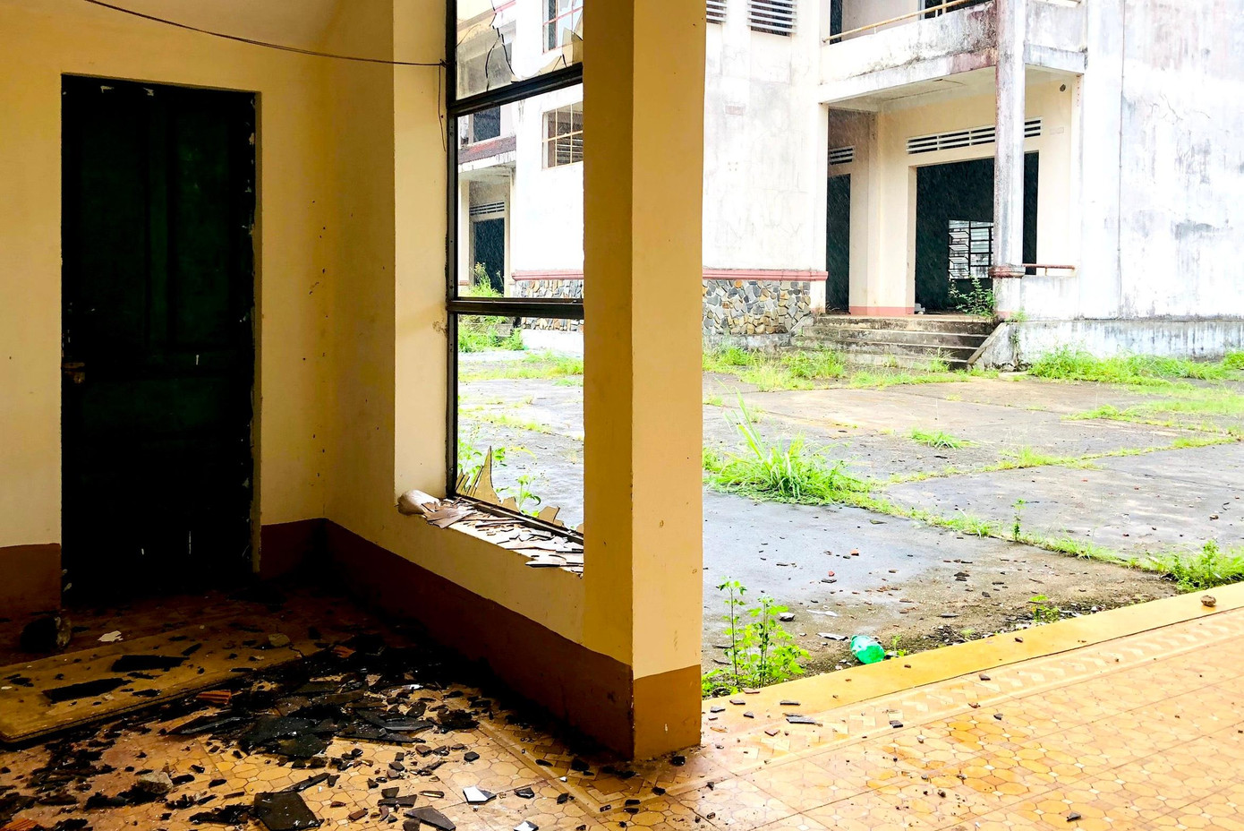 Do không được quản lý, bảo vệ nên rất nhiều cửa kính bị đập vỡ.