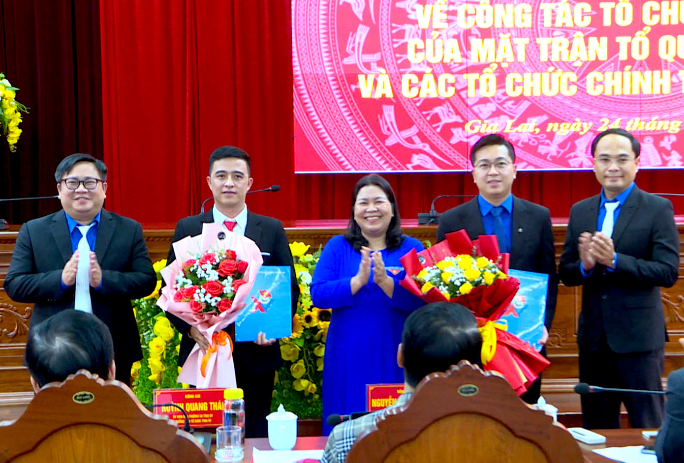 Chị Hà Thị Giang Thảo - Bí thư Tỉnh Đoàn Gia Lai trao quyết định và tặng hoa cho các cán bộ vừa được bổ nhiệm