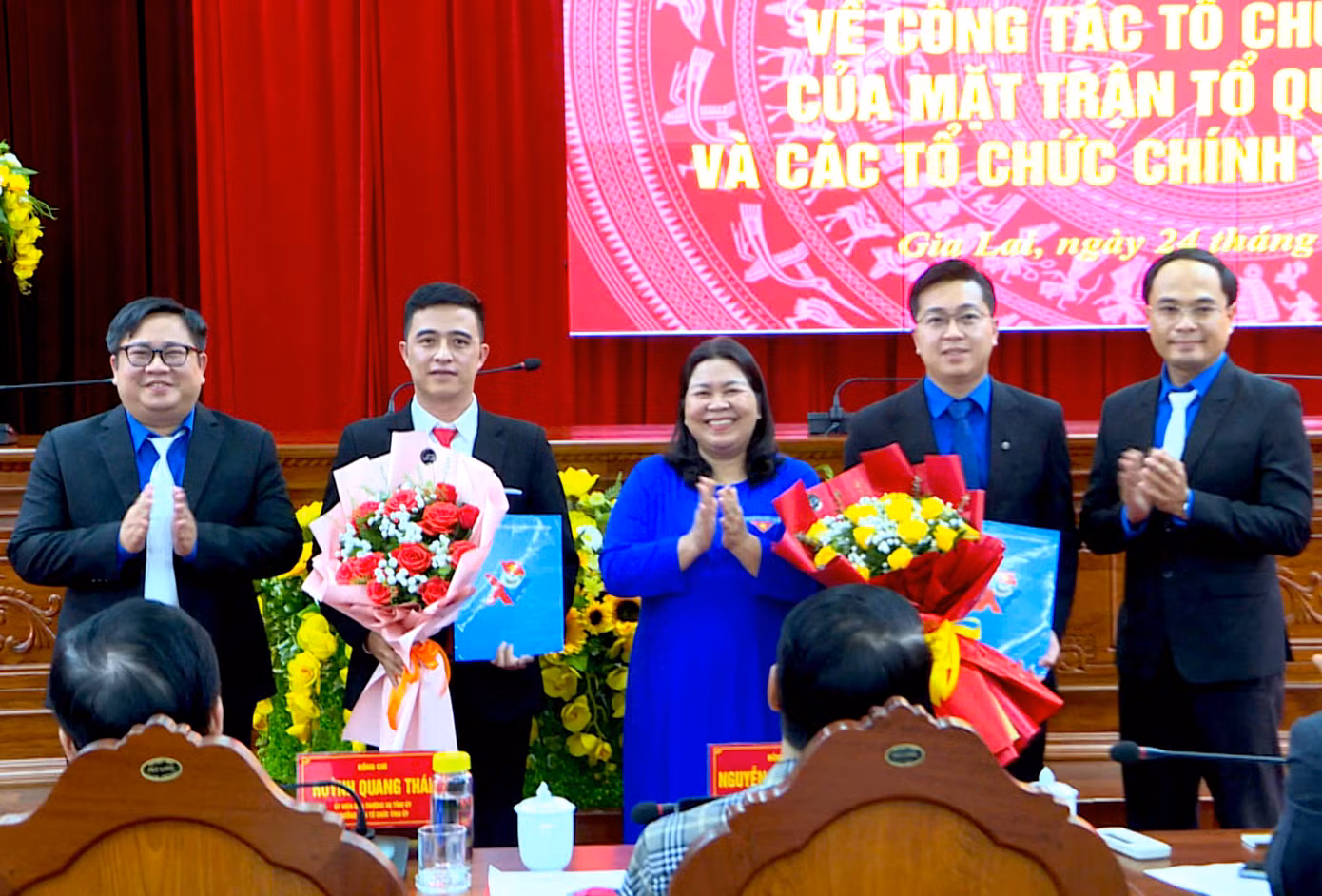 Chị Hà Thị Giang Thảo - Bí thư Tỉnh Đoàn Gia Lai trao quyết định và tặng hoa cho các cán bộ vừa được bổ nhiệm