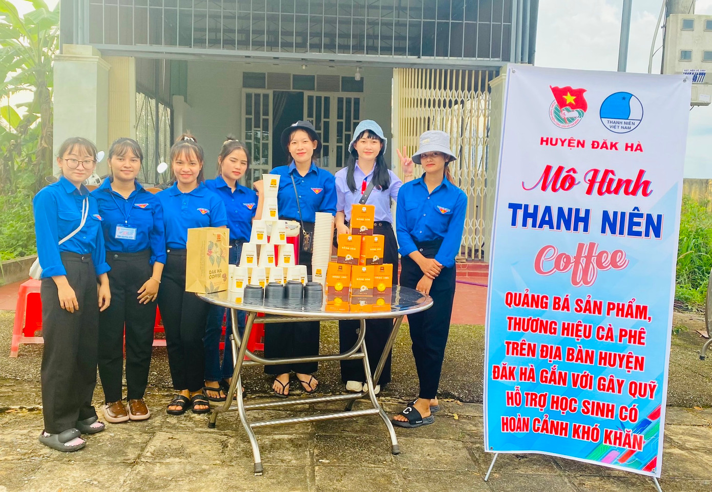 Tại huyện Đắk Hà, các đoàn viên thanh niên triển khai mô hình Thanh niên coffee để tiếp sức các thí sinh. Số tiền bán cà phê sẽ được trao tặng cho các em có hoàn cảnh khó khăn tham gia kỳ thi và đạt điểm cao trong kỳ thi.