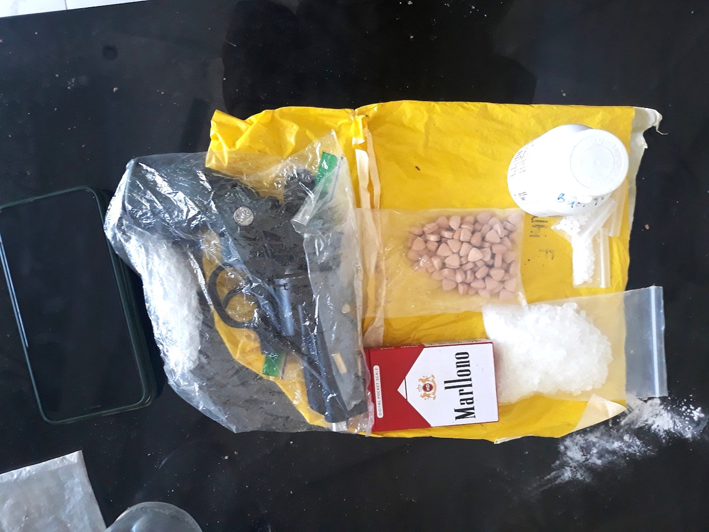 Tang vật thu giữ tại nhà Lương Tiến Dũng