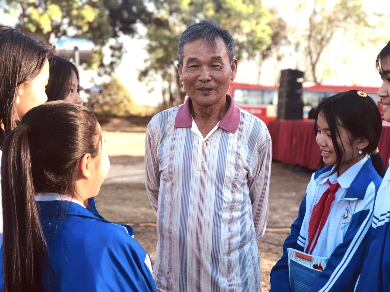 Nhà thơ Tạ Văn Sỹ giao lưu với học sinh tại Kon Tum. Nhà thơ Tạ Văn Sỹ giao lưu với học sinh tại Kon Tum.