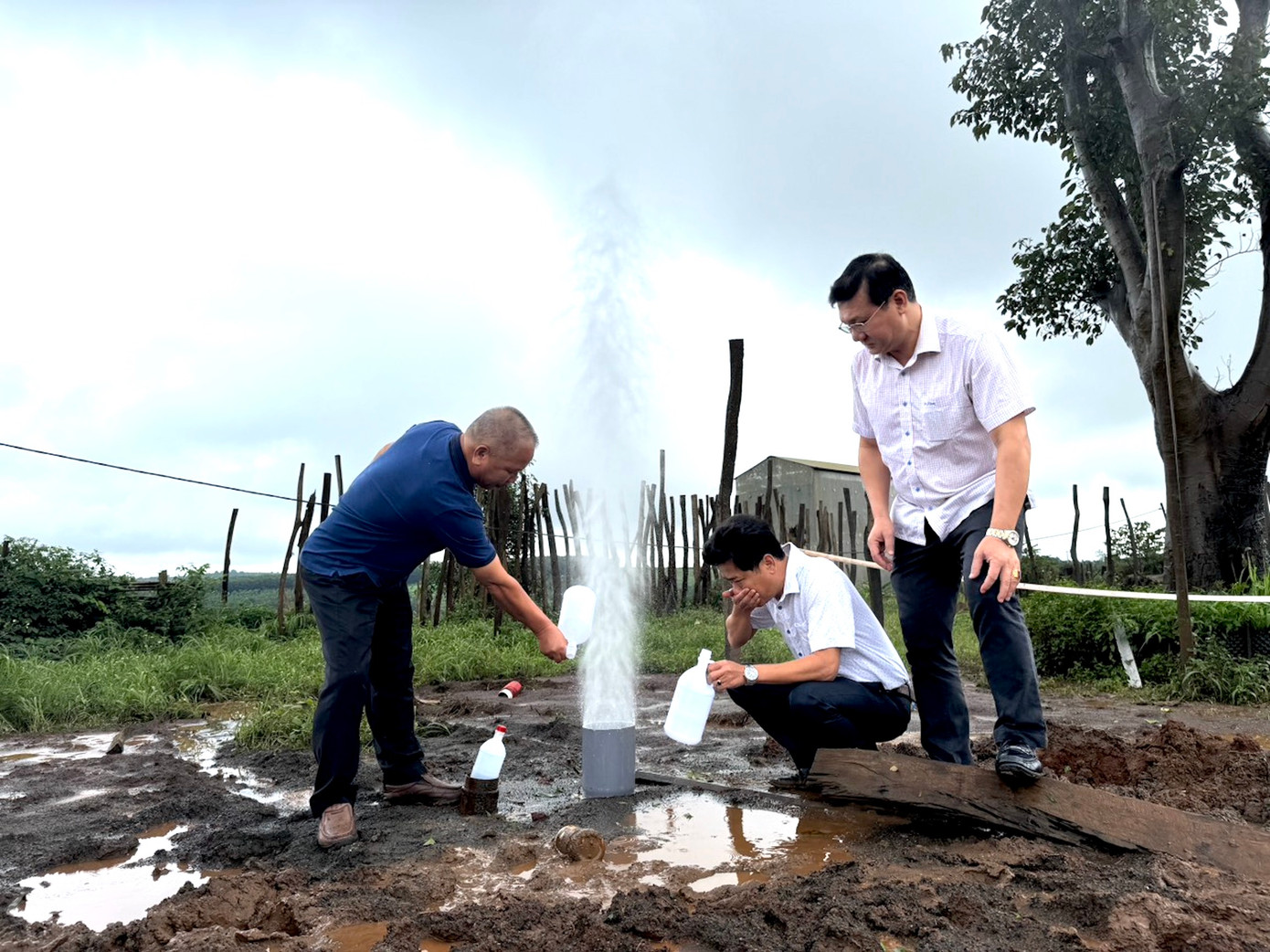 Đoàn công tác của Bộ TN&amp;MT lấy mẫu khí, nước tại giếng khoan