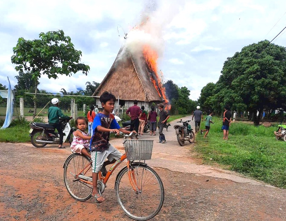 Nhà rông làng Kon Băh thời điểm đang cháy Nhà rông làng Kon Băh thời điểm đang cháy