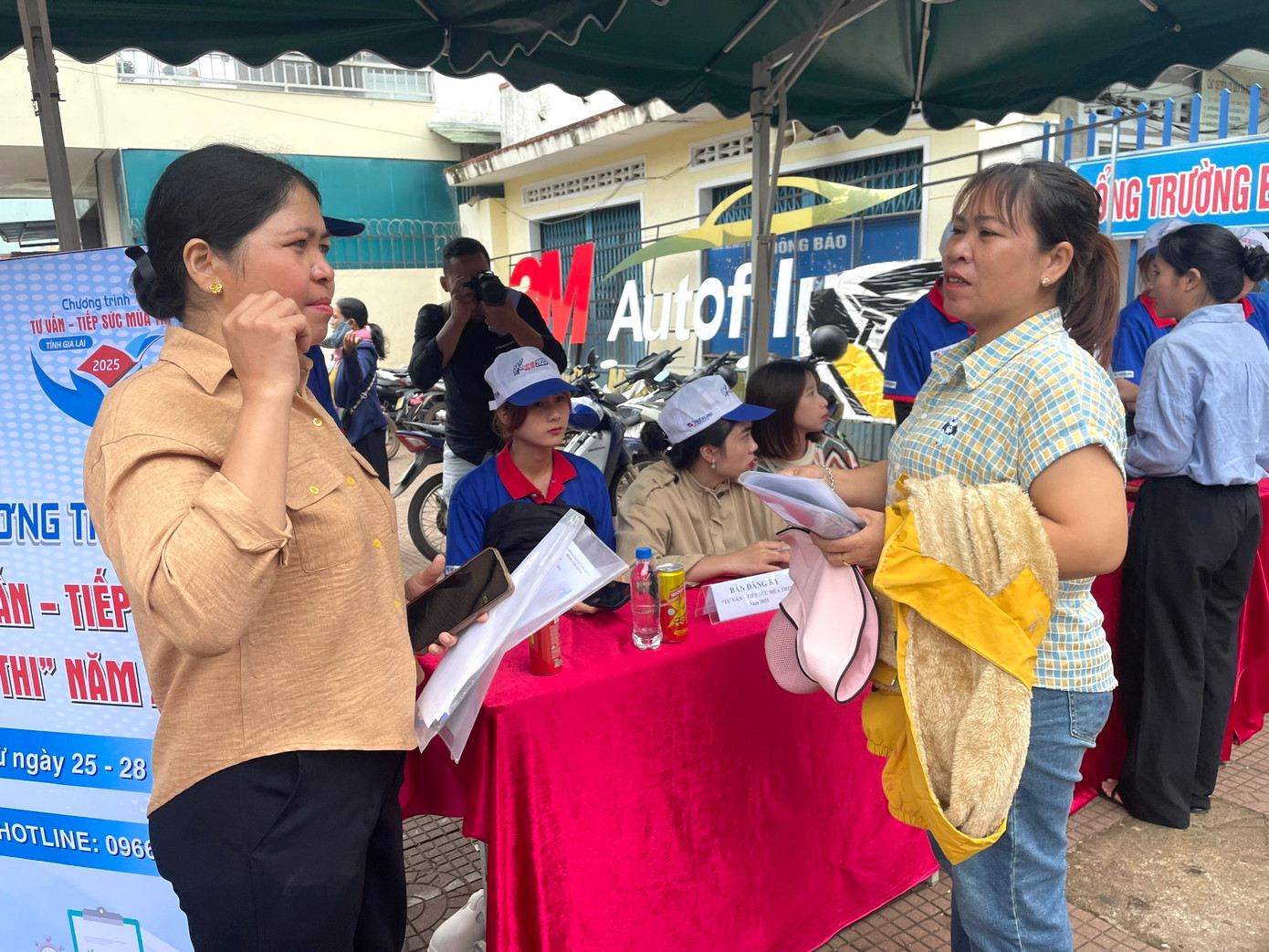 Chị Koă (bên phải) mang tâm trạng lo lắng sau khi ra khỏi phòng thi.