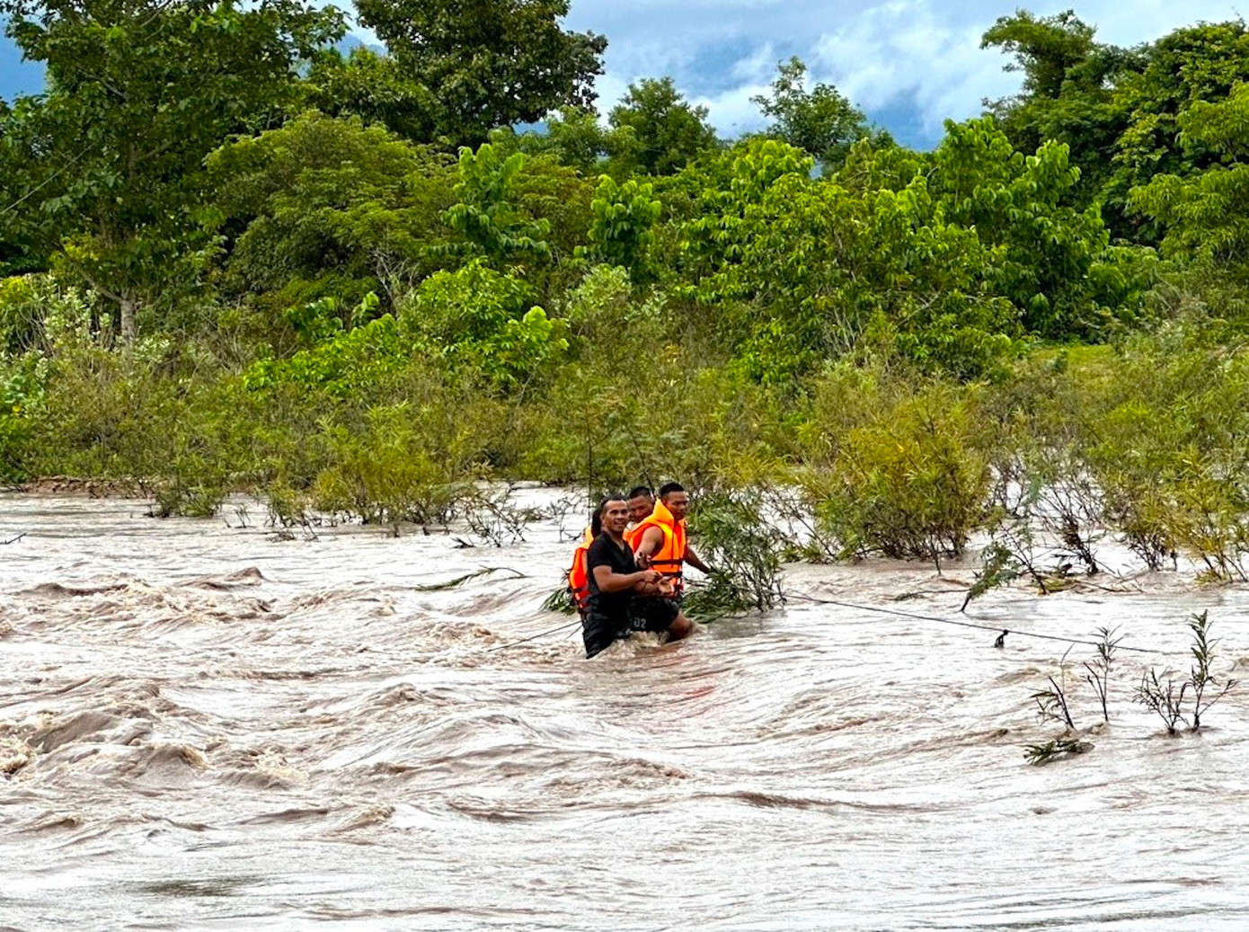 Hai em nhỏ được thanh niên của buôn Enan đưa vào bờ Hai em nhỏ được thanh niên của buôn Enan đưa vào bờ