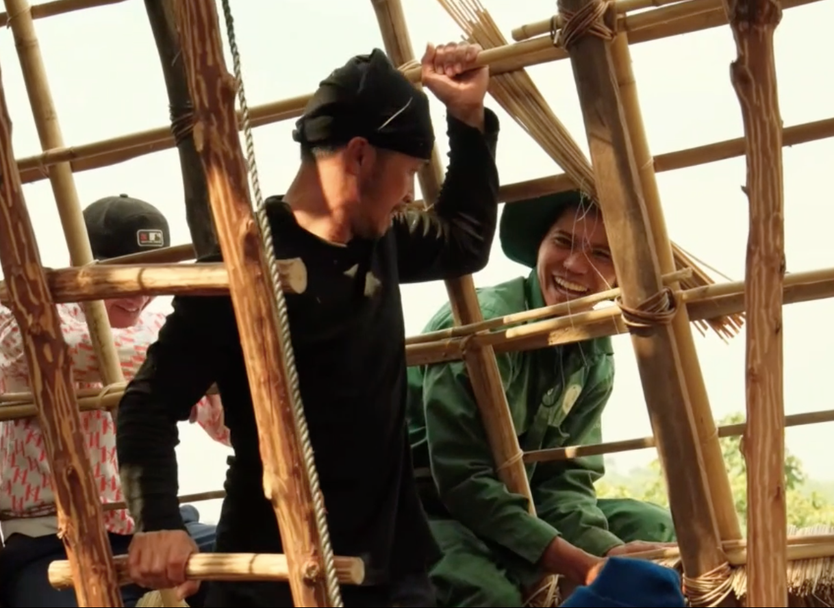 Các thanh niên trai tráng trèo lên mái nhà rông cao chót vót để thay mái.