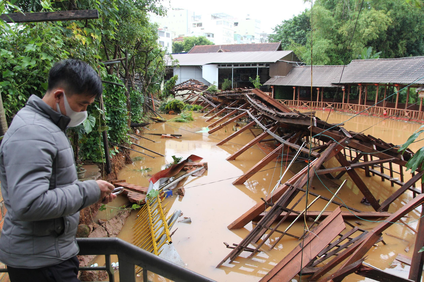 Khu câu cá dịch vụ của anh Lưu Huỳnh Đức (30 tuổi) ở số 73 đường Trần Kiên, thành phố Pleiku bị ngập, nước lũ đổ về làm sập 27 chòi câu cá. Anh Đức nhận định, do dòng chảy của suối hẹp, cát đá làm tắc cống dẫn đến thiệt hại này. Ngoài ra, bàn ghế, cá, cùng nhiều thiết bị điện tử khu câu cá của anh Đức cũng bị cuốn đi.