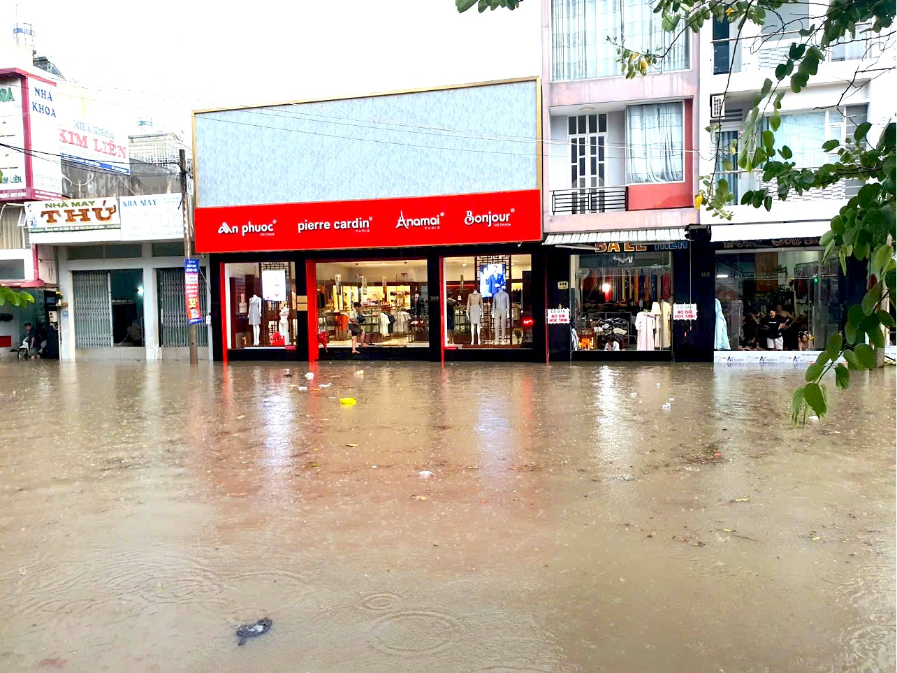 Khoảng 16h ngày 6/8, trận mưa lớn kéo dài khoảng một tiếng đồng hồ khiến nhiều tuyến đường ở TP. Kon Tum bị ngập. Khoảng 16h ngày 6/8, trận mưa lớn kéo dài khoảng một tiếng đồng hồ khiến nhiều tuyến đường ở TP. Kon Tum bị ngập.