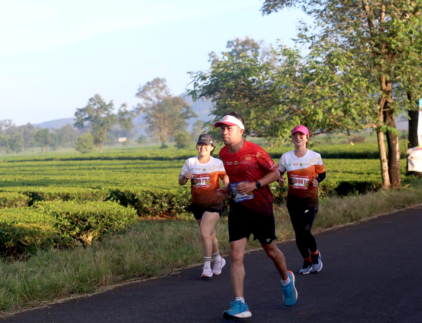 Nắng sớm vườm ươm với bạt ngàn đồi chè khiến các vận động viên phấn khích