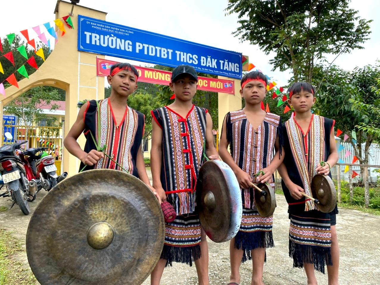 Các em học sinh người Xơ Đăng mang cồng chiêng thể hiện tiết mục văn nghệ ngày tựu trường.
