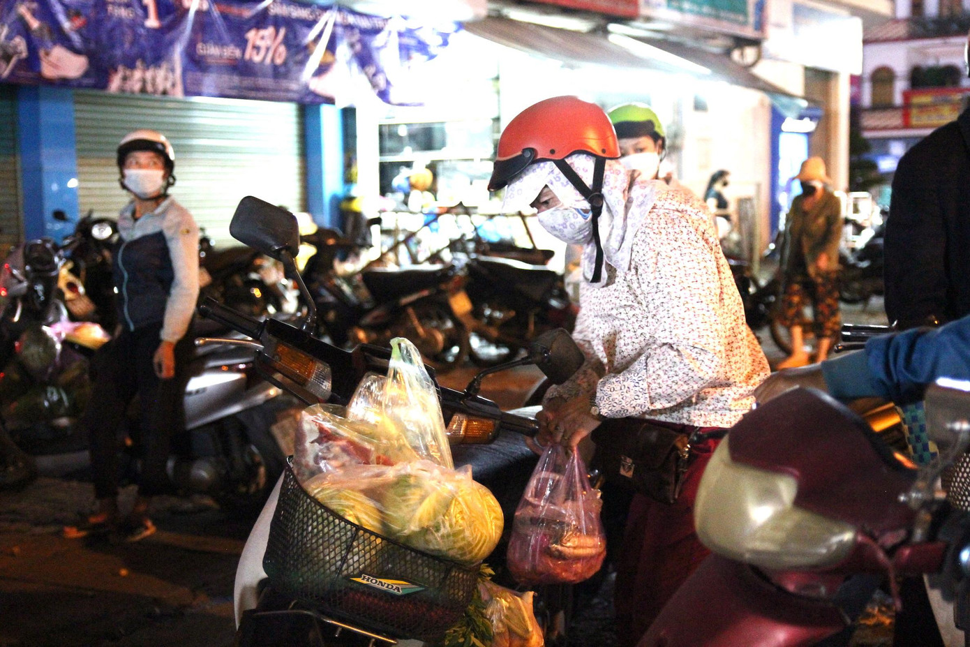 Tối qua 27/8, khi hay tin UBND tỉnh Gia Lai ban hành Công điện thực hiện chống dịch theo Chỉ thị 16 tại địa bàn TP.Pleiku, người dân đổ ra chợ đêm Pleiku để mua thực phẩm tích trữ