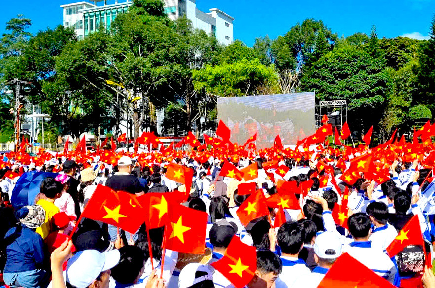 Quảng trường Đại Đoàn Kết (TP.Pleiku, Gia Lai) rợp cờ đỏ sao vàng cổ vũ cho các nhà leo núi