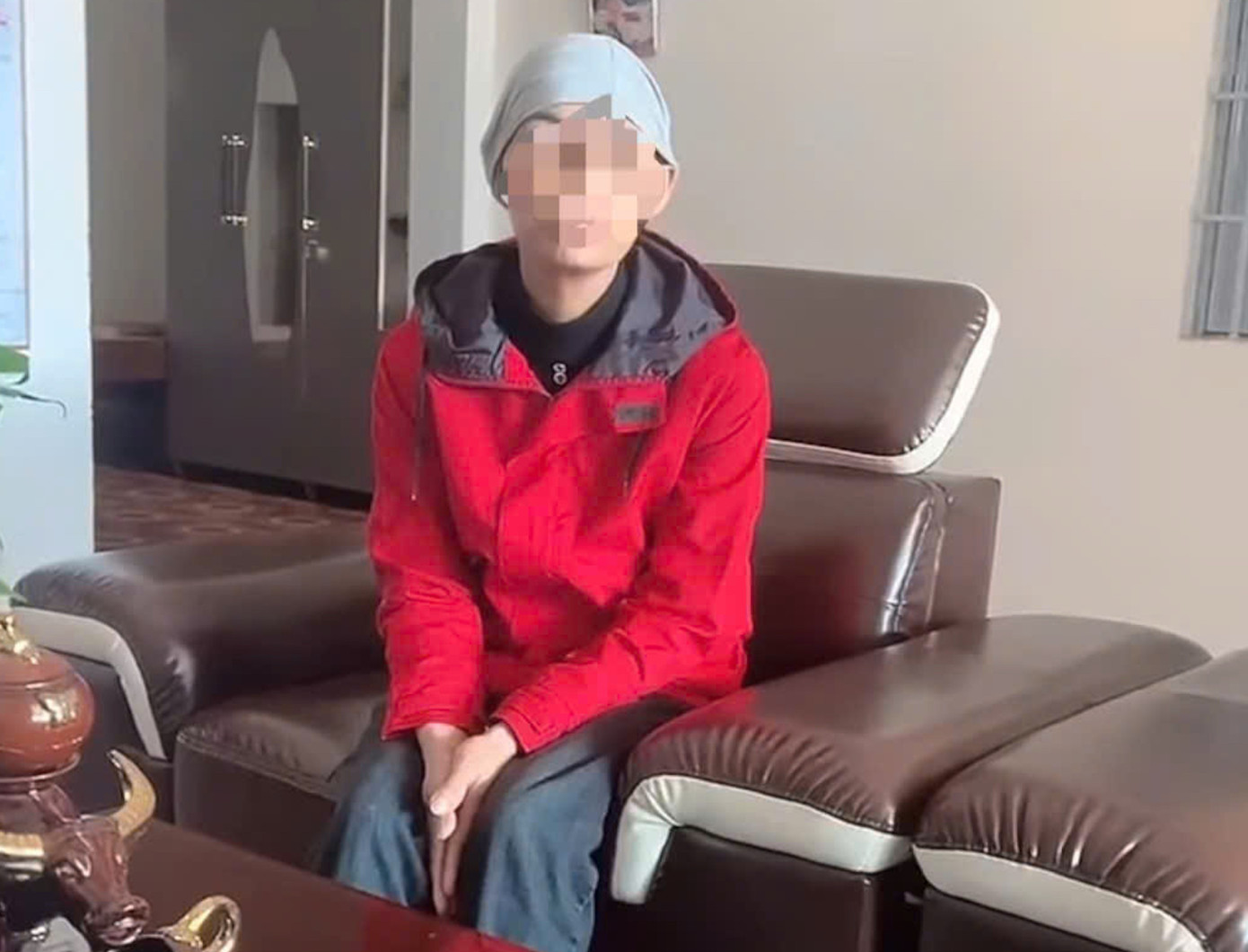 Một người bị bệnh nặng đến tìm Kiên Một người bị bệnh nặng đến tìm Kiên