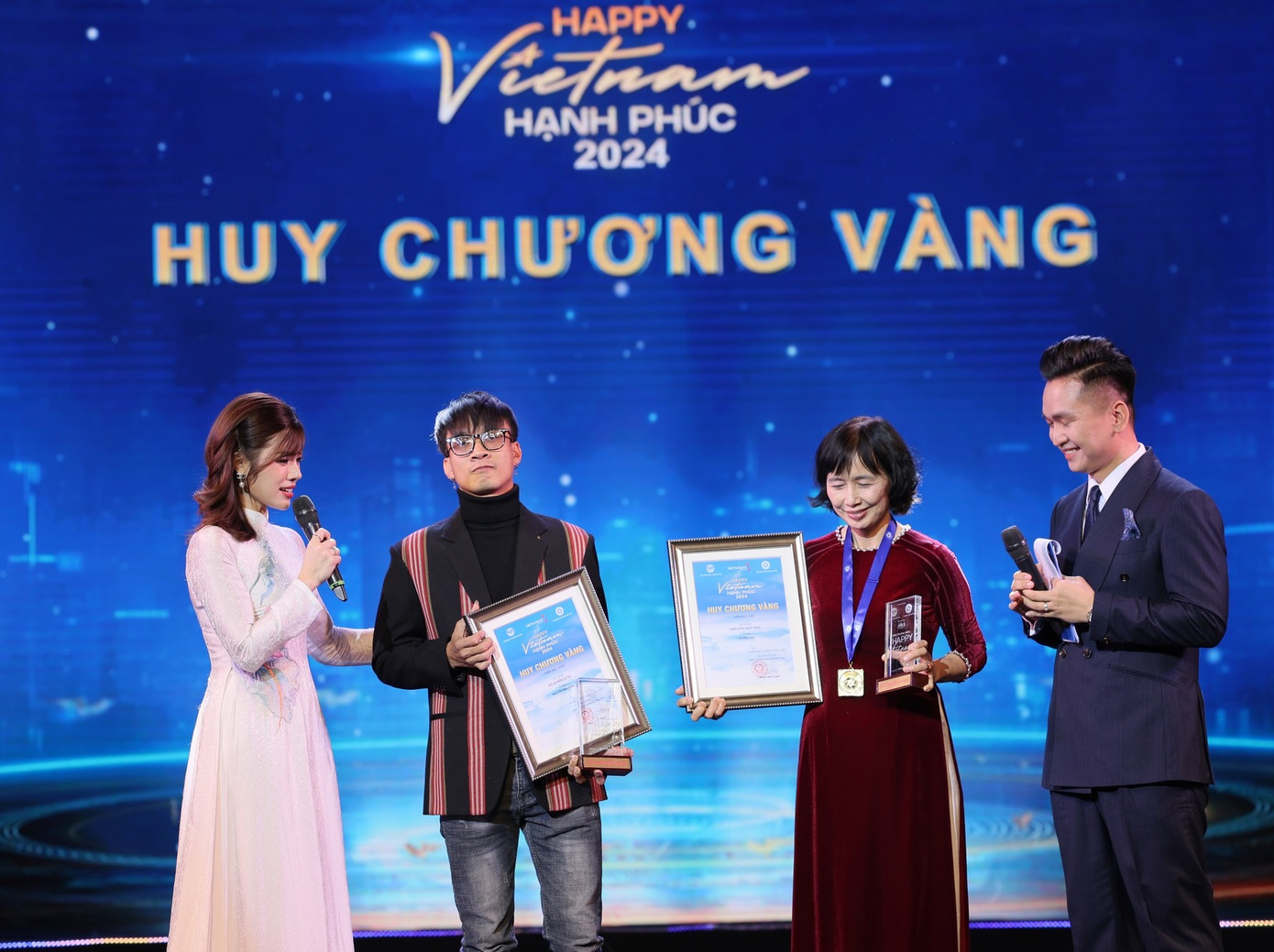 Tác giả chính của "Gia Lai-Miền sử thi" Nguyễn Văn Hoàn (thứ hai từ trái qua) nhận giải thưởng. Tác giả chính của "Gia Lai-Miền sử thi" Nguyễn Văn Hoàn (thứ hai từ trái qua) nhận giải thưởng.